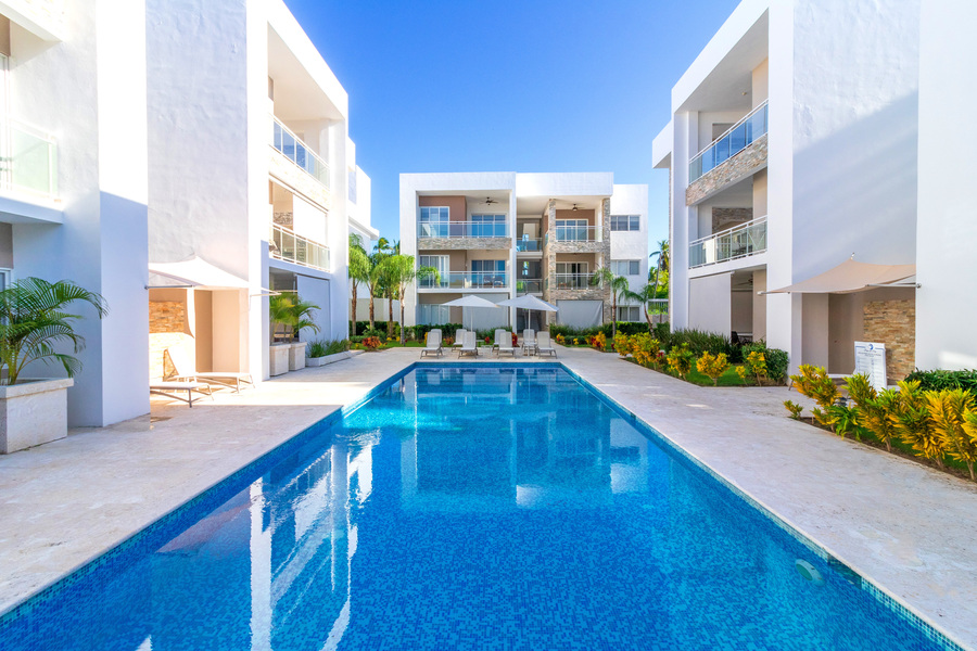 Swimming pool and relaxation area right next to the apartment